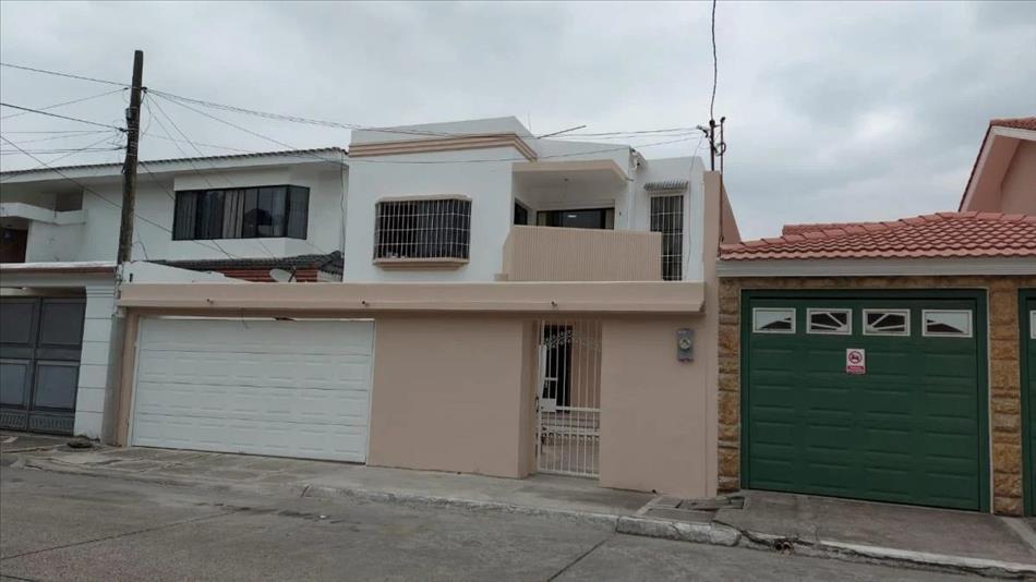 Vendo casa en Urdenor de 3 dormitorios en urbanización cerrada