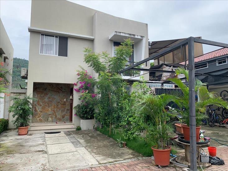 Vendo casa en via a la costa de 4 dormitorios con piscina