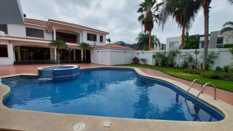Casa en venta Samborondon 4 dormitorios con piscina