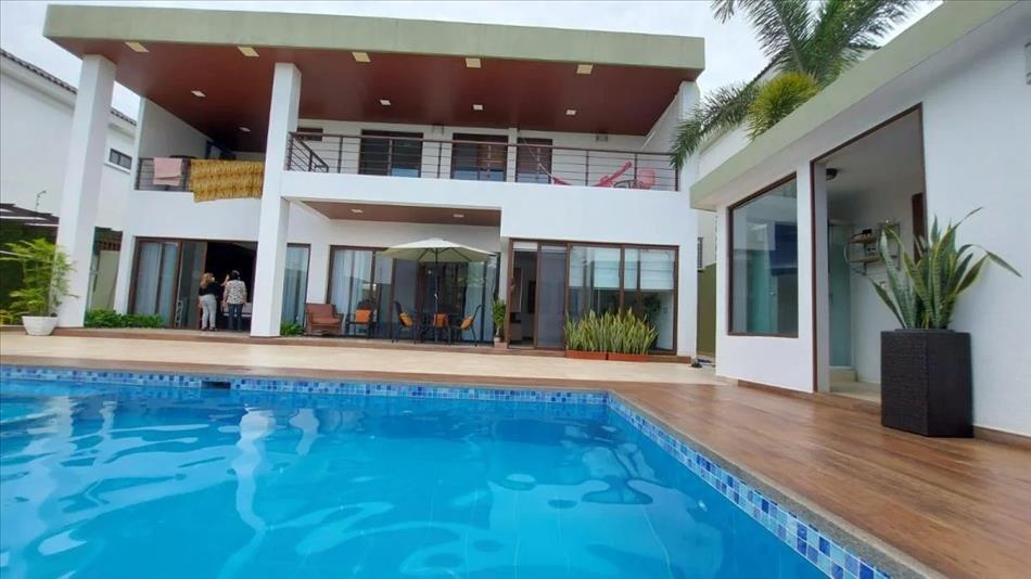 Vendo en Samborondon isla Mocoli casa de 4 dormitorios con piscina amoblado