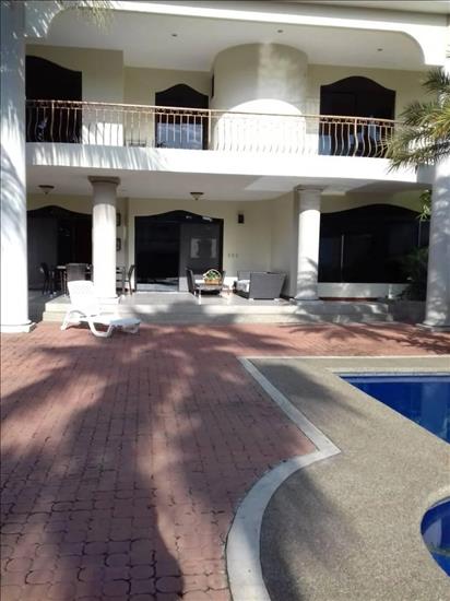Vendo casa en Guayaquil via a la costa de 4 dormitorios con piscina