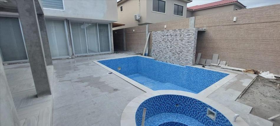 Alquilo o vendo casa en Guayaquil via a la costa de 2 dormitorios con piscina y Jacuzzi